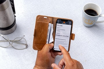 Person navigerer seg rundt på mobilen