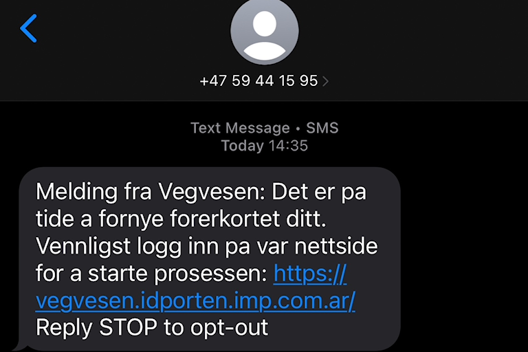 Dette er en falsk SMS med teksten: «Melding fra Vegvesen: Det er pa tide a fornye forerkortet ditt. Vennligst logg inn pa var nettside for a starte prosessen.» Meldingen inneholder også en falsk lenke.